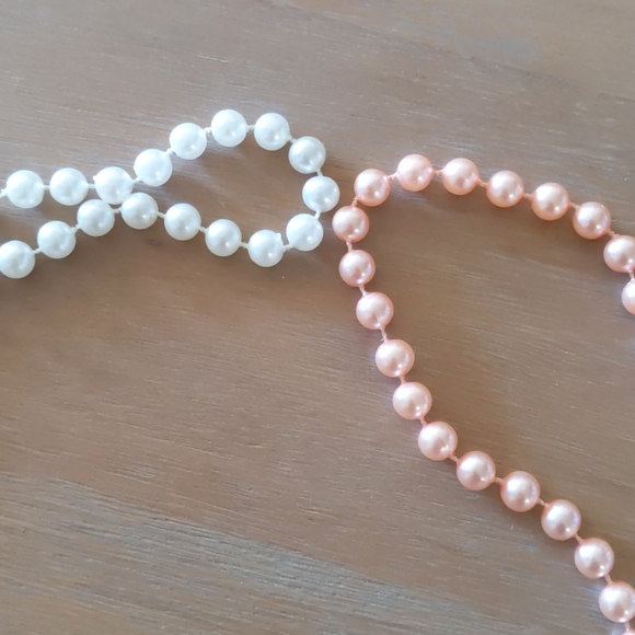 Faux pearl necklace - Picture 2 of 3